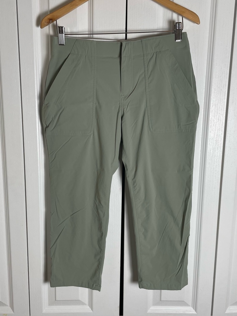 Eddie Bauer Capri Pants Women’s 4 Petite Sage Green Hiking Travel Stretch Nylon